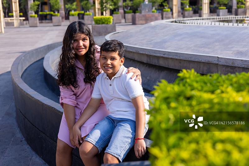 在一起玩得很开心的两兄弟图片素材