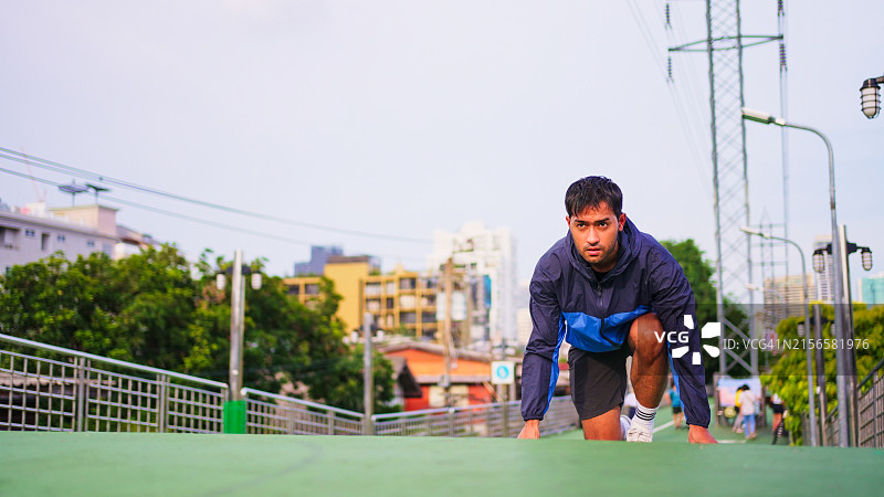准备起跑的男子图片素材