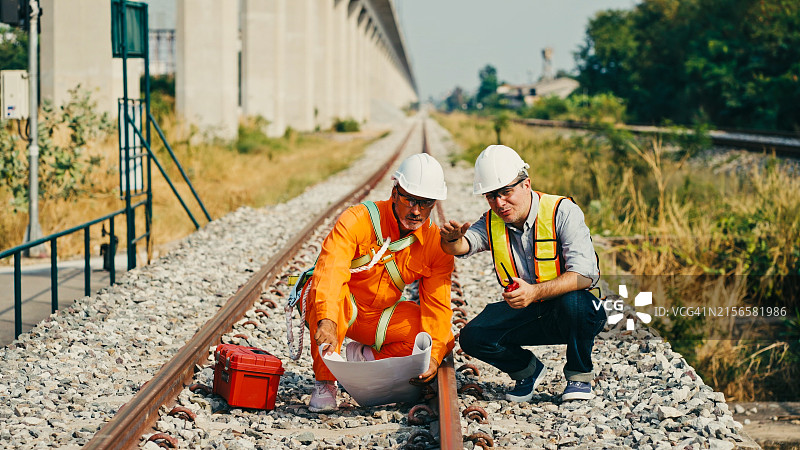 工程师和维修技术人员检查铁路轨道图片素材