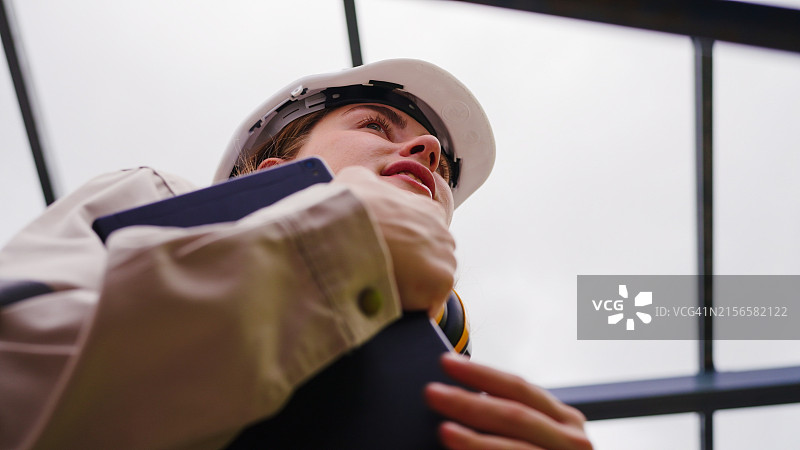 建筑主管检查建筑工地的内部结构图片素材