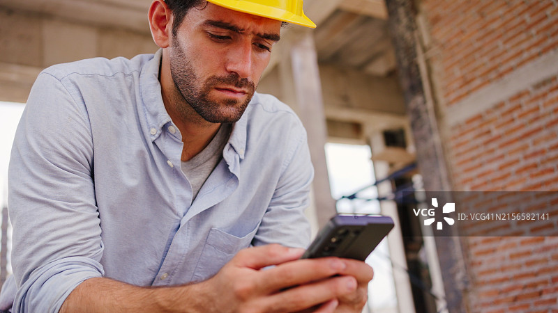 使用手机的建筑工程师图片素材