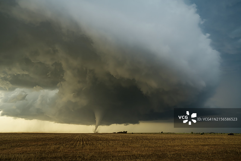 大平原上的龙卷风及其他特征图片素材