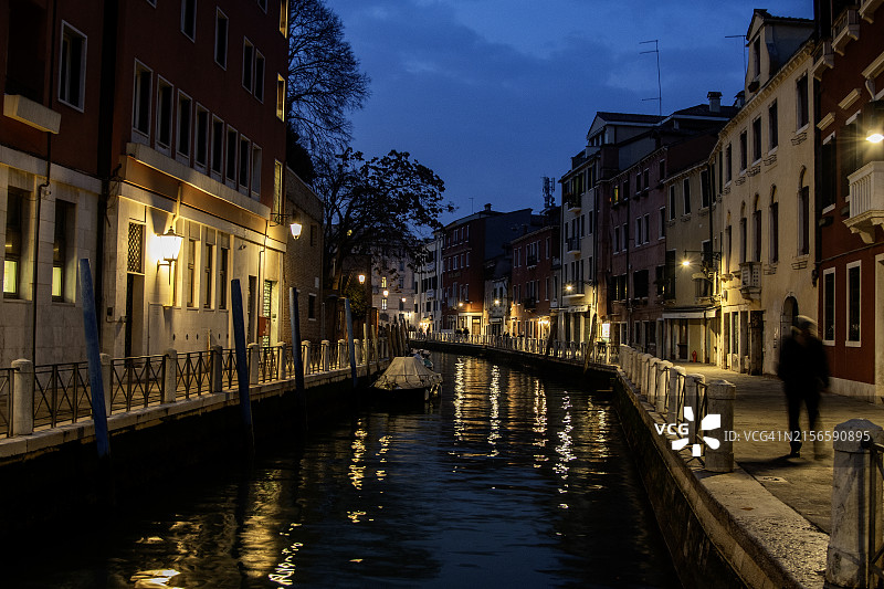 傍晚漫步图片素材