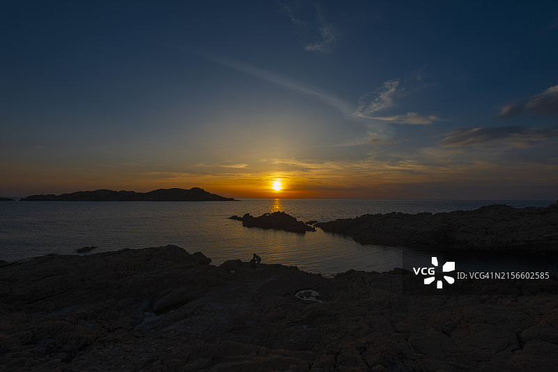 撒丁岛日落时分的壮丽海景图片素材