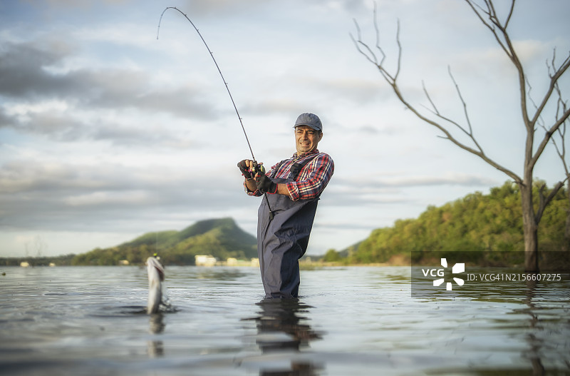 在湖里钓鱼图片素材