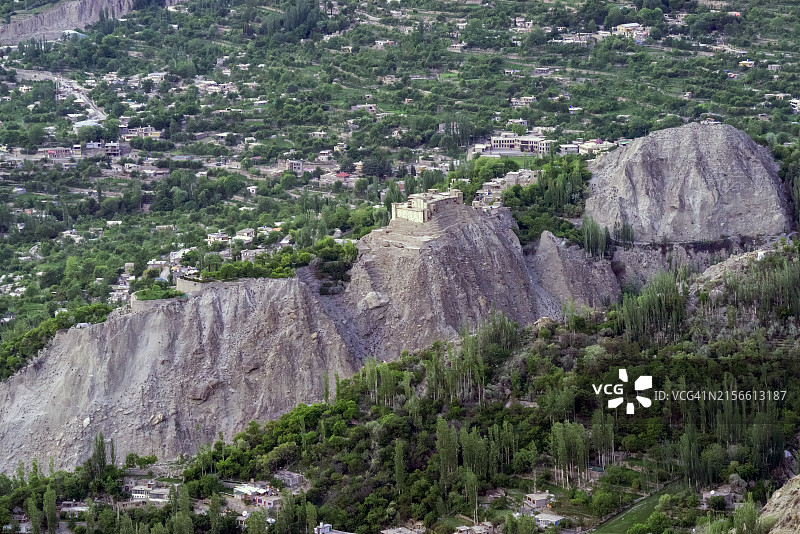 从巴基斯坦罕萨卡里马巴德雄鹰巢观景点看到的巴尔提特堡壮丽景色图片素材