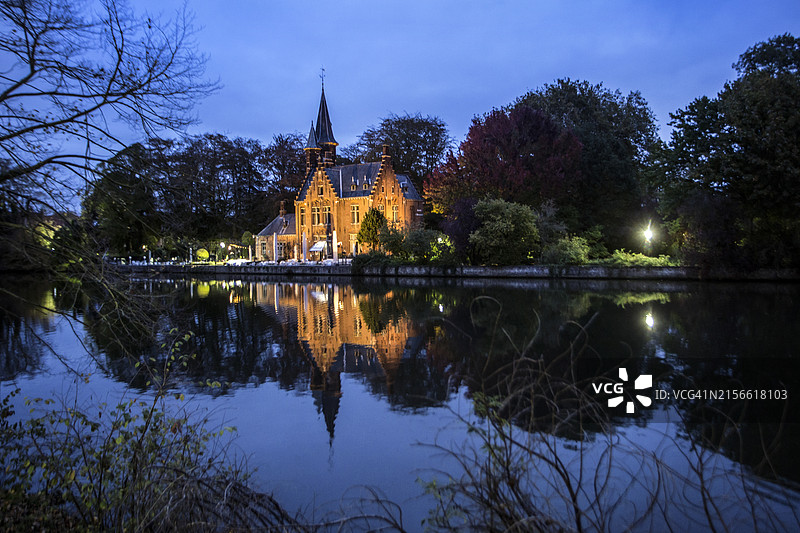 夜晚的小爱之湖图片素材
