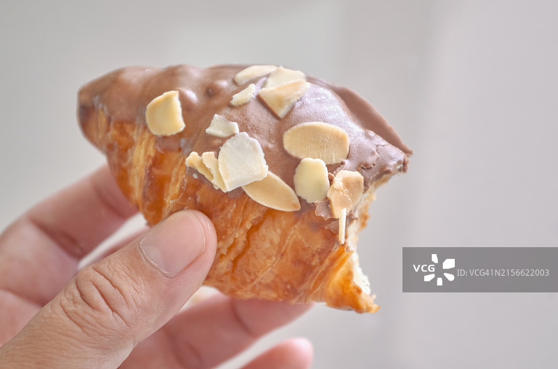 杏仁片咖啡味釉面牛角包图片素材