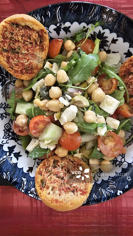 鹰嘴豆和羊乳酪沙拉图片素材
