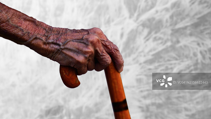 满是皱纹的手和拐杖图片素材