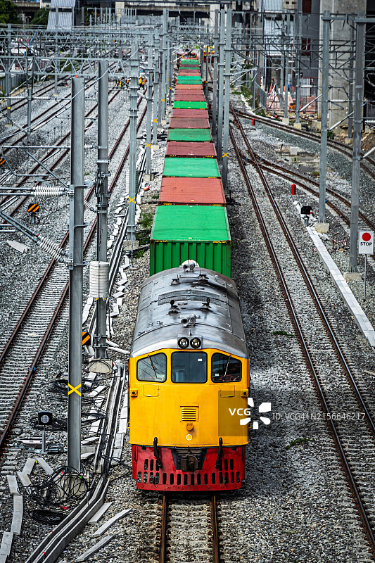 行驶在高架桥区域的集装箱货运列车图片素材