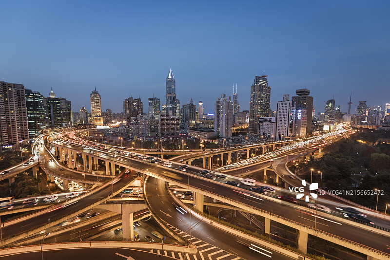 上海天际线：黄昏时分的道路交叉口，交通繁忙图片素材
