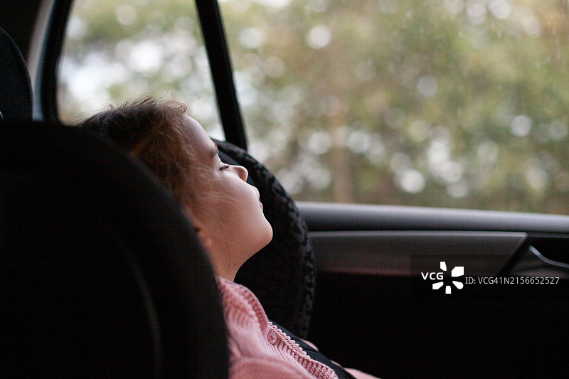 3岁儿童在汽车安全座椅上睡觉图片素材