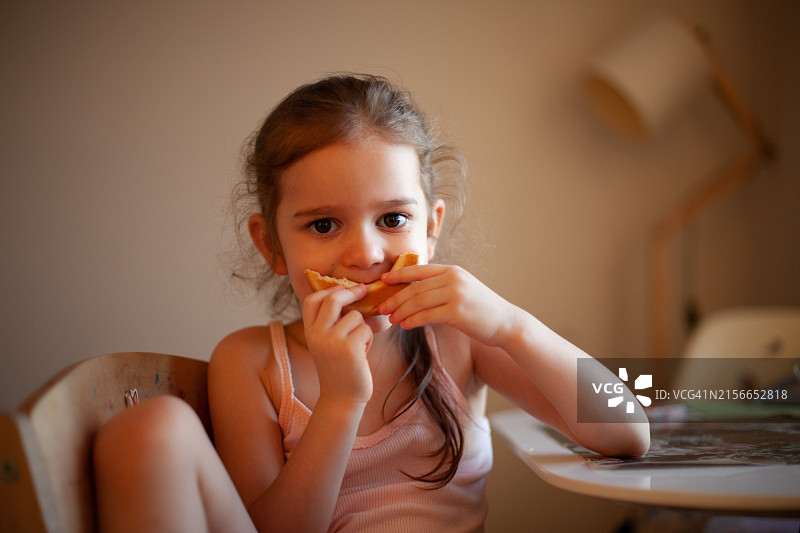 一组3-4岁女孩的肖像图片素材