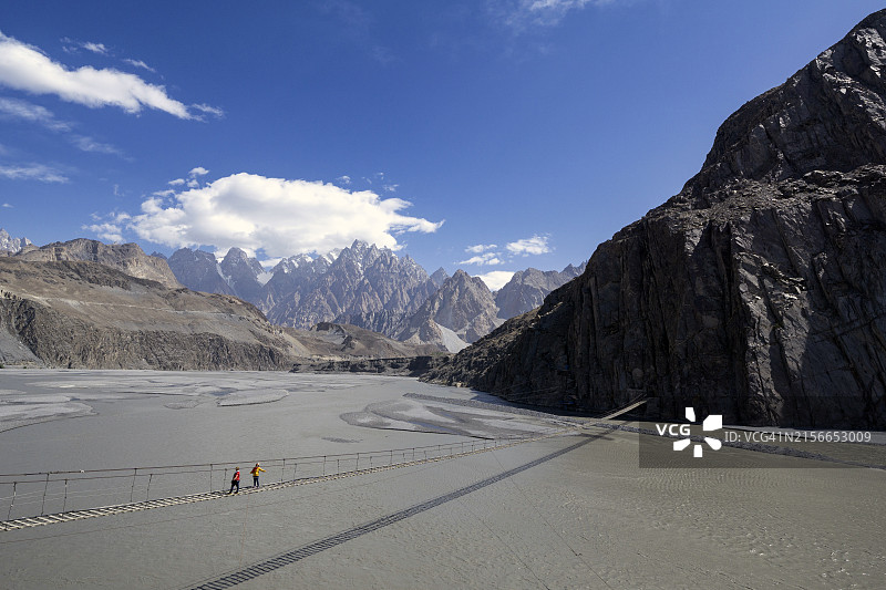 游客穿过侯赛尼吊桥，该桥是巴基斯坦北部众多危险绳索桥梁之一图片素材