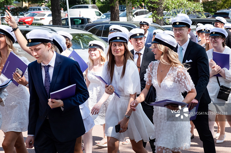 在芬兰奥兰群岛玛丽港奥兰 Lyceum毕业典礼期间的传统北欧庆祝活动图片素材