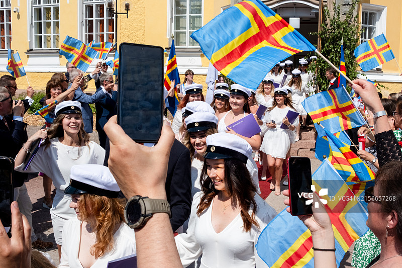 在玛丽港奥兰自治区的奥兰高中毕业典礼上，传统的北欧庆祝活动标志着告别学校的时刻图片素材