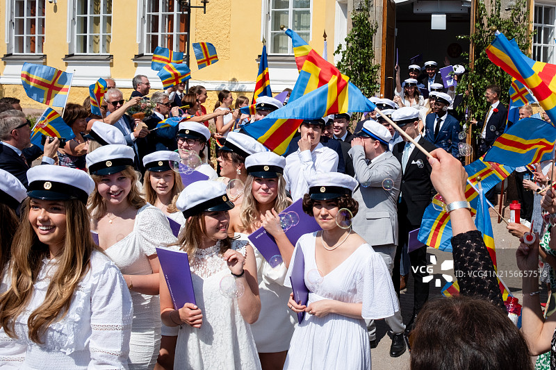 在玛丽港奥兰自治区的奥兰高中毕业典礼上，传统的北欧庆祝活动标志着告别学校的时刻图片素材
