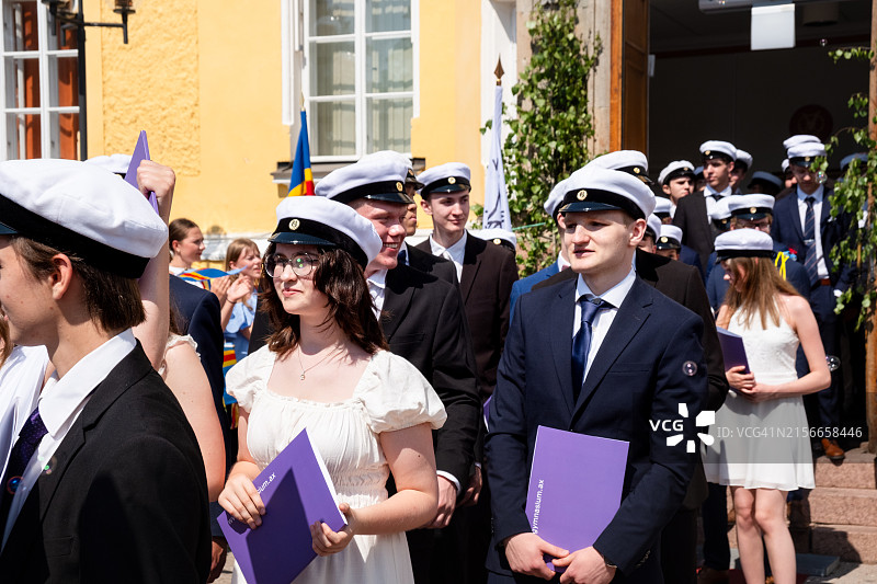 在玛丽港奥兰自治区的奥兰高中毕业典礼上，传统的北欧庆祝活动标志着告别学校的时刻图片素材