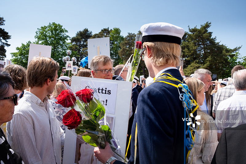 奥兰 lyceum 毕业典礼上的鲜花和标语牌，芬兰玛丽港波罗的海图片素材
