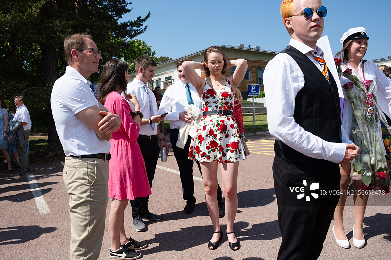 在奥兰自治区的玛丽港，奥兰 Lyceum 中学的毕业日上的传统北欧庆祝活动图片素材