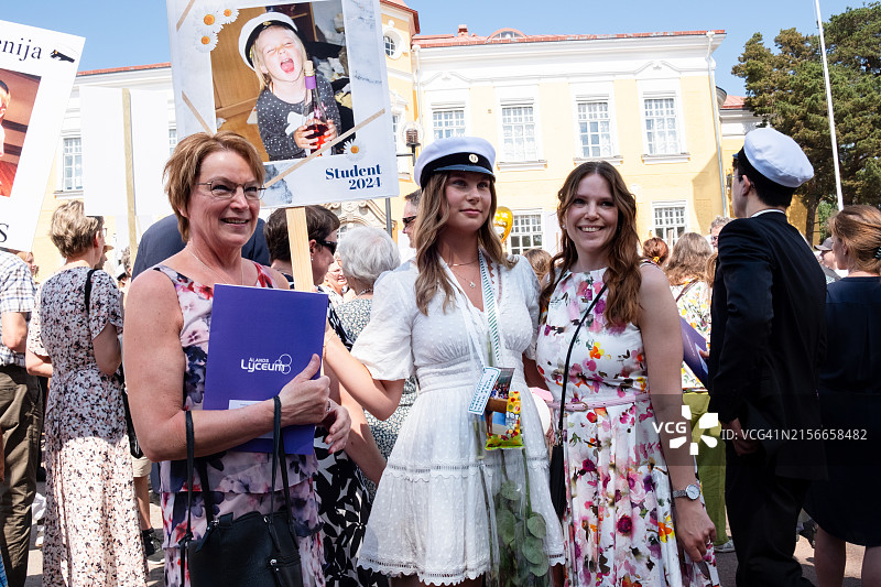 在芬兰奥兰群岛玛丽港奥兰中学毕业典礼上参加传统北欧庆祝活动的毕业生及其亲友图片素材