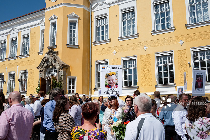 在芬兰奥兰群岛玛丽港奥兰中学毕业典礼上参加传统北欧庆祝活动的毕业生及其亲友图片素材