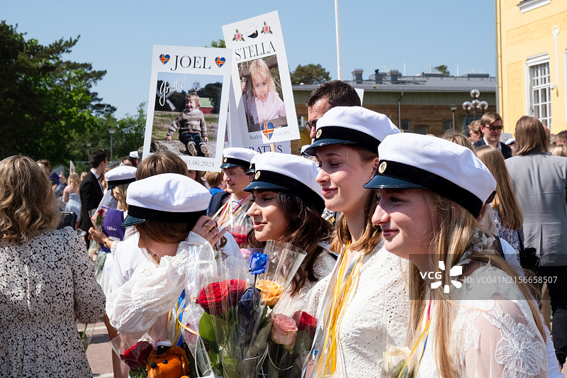 在芬兰奥兰群岛玛丽港奥兰中学毕业典礼上参加传统北欧庆祝活动的毕业生及其亲友图片素材