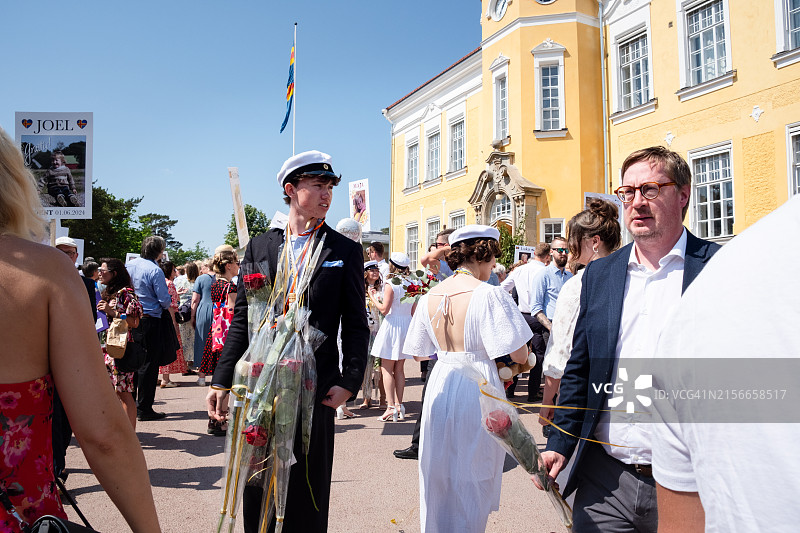 毕业典礼上在奥兰吕克昂手持鲜花的毕业生，地点：芬兰奥兰群岛玛丽港图片素材