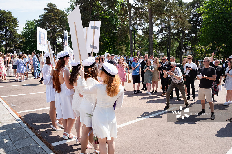 在奥兰 lyceum 毕业典礼上参加传统北欧庆祝活动的女孩合影，地点：芬兰奥兰玛丽港波罗的海图片素材