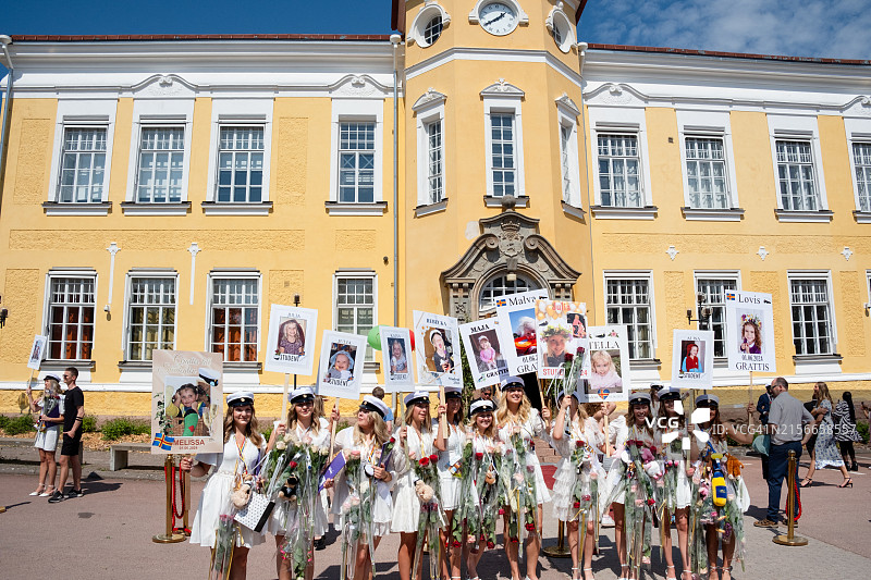 在奥兰 lyceum 毕业典礼上参加传统北欧庆祝活动的女孩合影，地点：芬兰奥兰玛丽港波罗的海图片素材