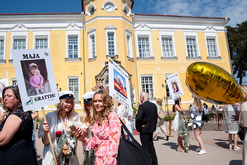 在奥兰自治区的玛丽港，奥兰 Lyceum 中学的毕业日上的传统北欧庆祝活动图片素材