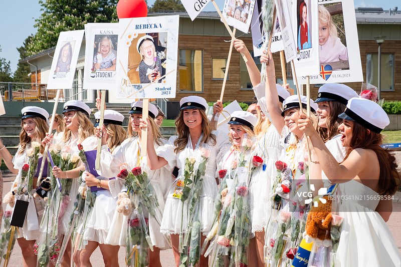 在奥兰 lyceum 毕业典礼上参加传统北欧庆祝活动的女孩合影，地点：芬兰奥兰玛丽港波罗的海图片素材
