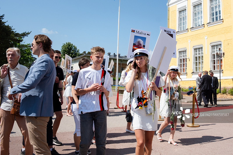 在芬兰奥兰群岛玛丽港奥兰中学毕业典礼上参加传统北欧庆祝活动的毕业生及其亲友图片素材