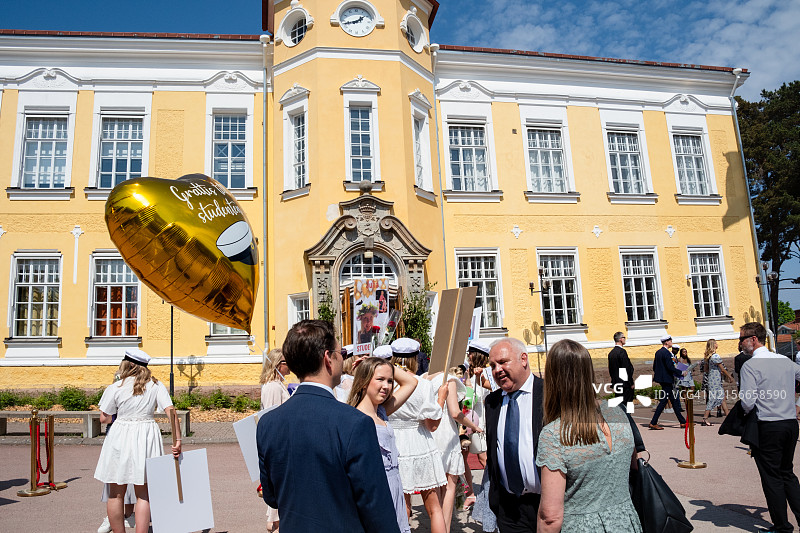 在芬兰奥兰群岛玛丽港奥兰中学毕业典礼上参加传统北欧庆祝活动的毕业生及其亲友图片素材
