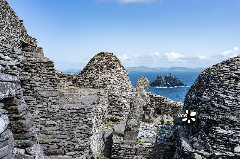 在爱尔兰凯里郡斯凯利格·迈克尔修道院遗址的游客图片素材