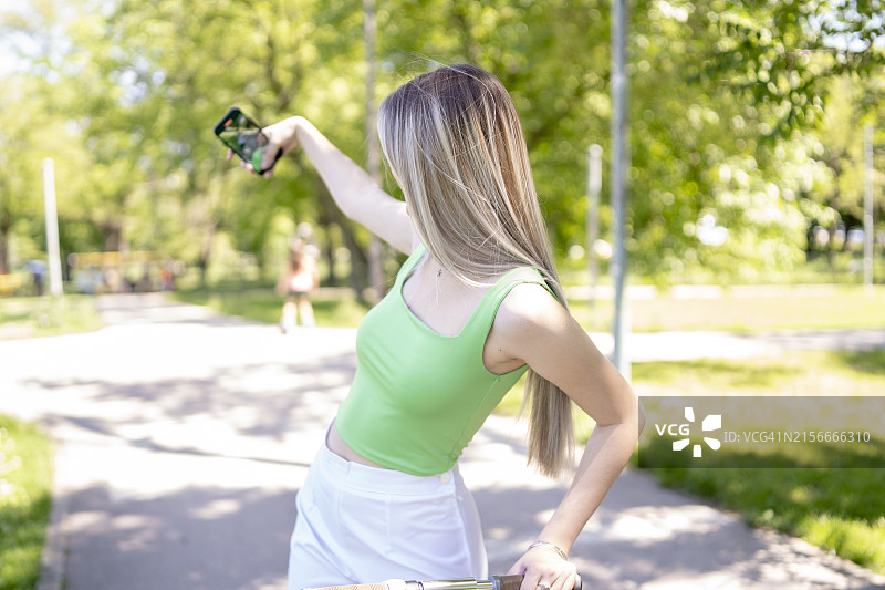 有魅力的美丽女人在户外自拍图片素材