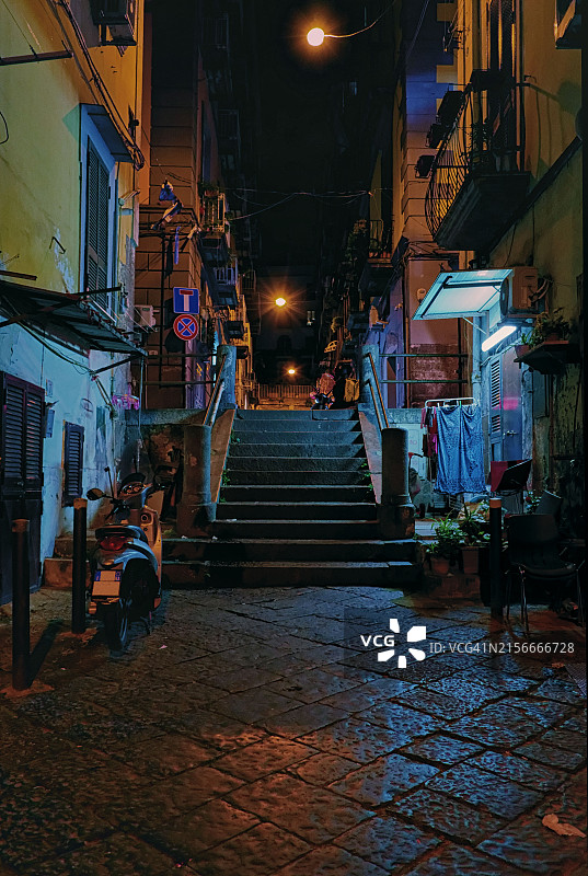 意大利那不勒斯西班牙区夜晚的宁静街道图片素材