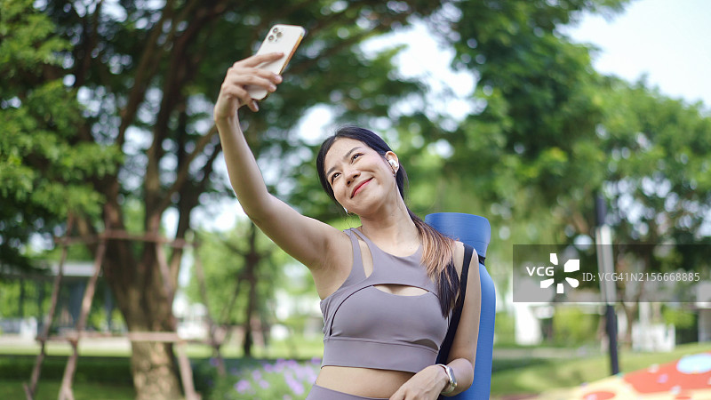 户外瑜伽后自拍的女人图片素材