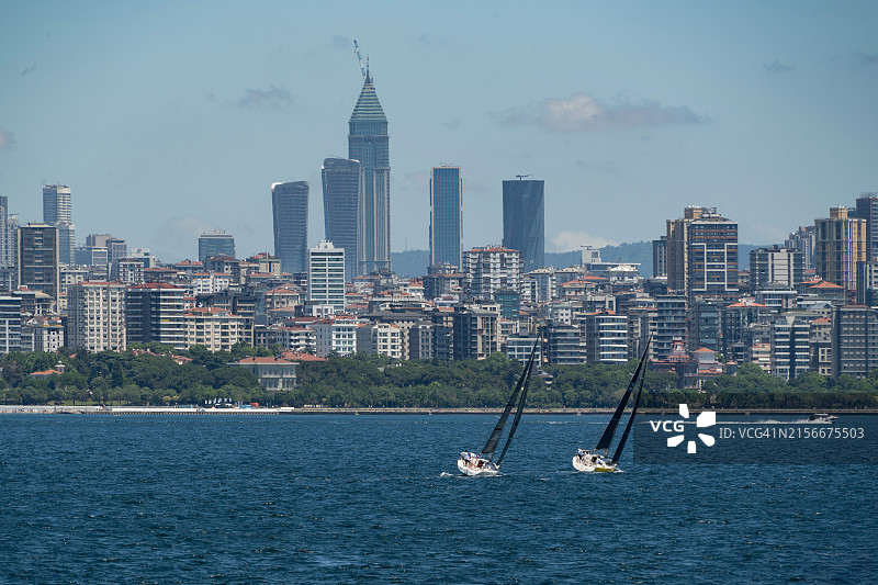 博斯普鲁斯海峡和马尔马拉海的帆船和游艇比赛图片素材