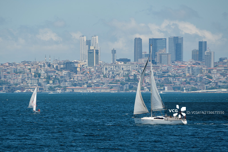 博斯普鲁斯海峡和马尔马拉海的帆船和游艇比赛图片素材