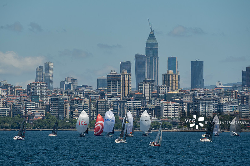 博斯普鲁斯海峡和马尔马拉海的帆船和游艇比赛图片素材