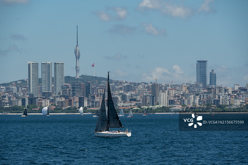 博斯普鲁斯海峡和马尔马拉海的帆船和游艇比赛图片素材