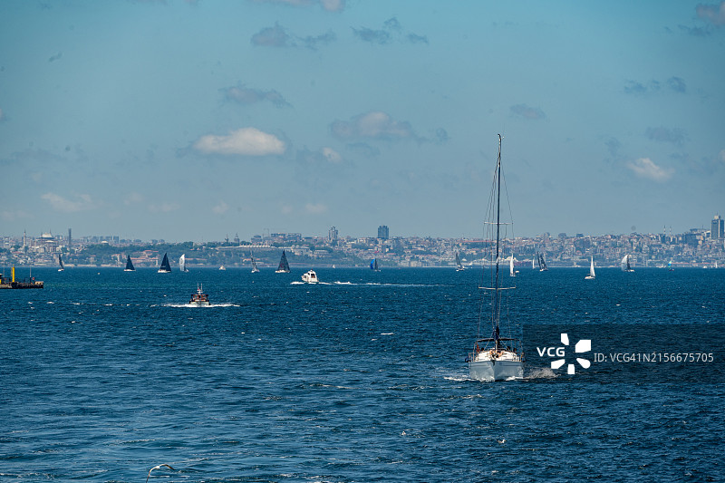 博斯普鲁斯海峡和马尔马拉海的帆船和游艇比赛图片素材