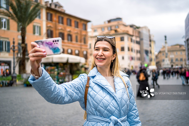 女人在罗马西班牙广场自拍图片素材