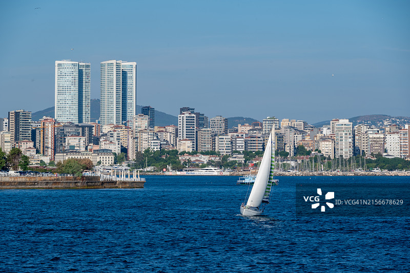 博斯普鲁斯海峡和马尔马拉海的帆船和游艇比赛图片素材