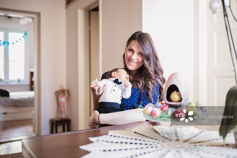 母亲和婴儿在温馨的家庭环境中图片素材