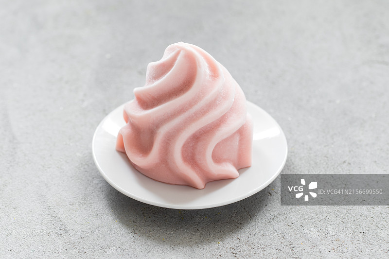 法式香缇奶油石榴冰淇淋，特写图片素材