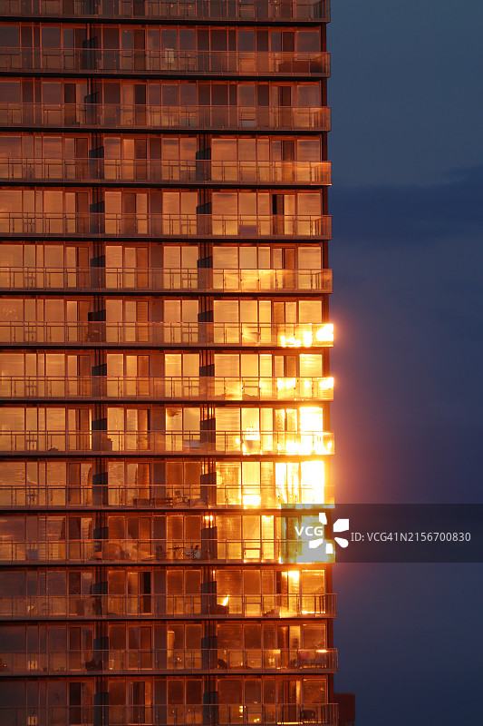 金色城市倒影图片素材