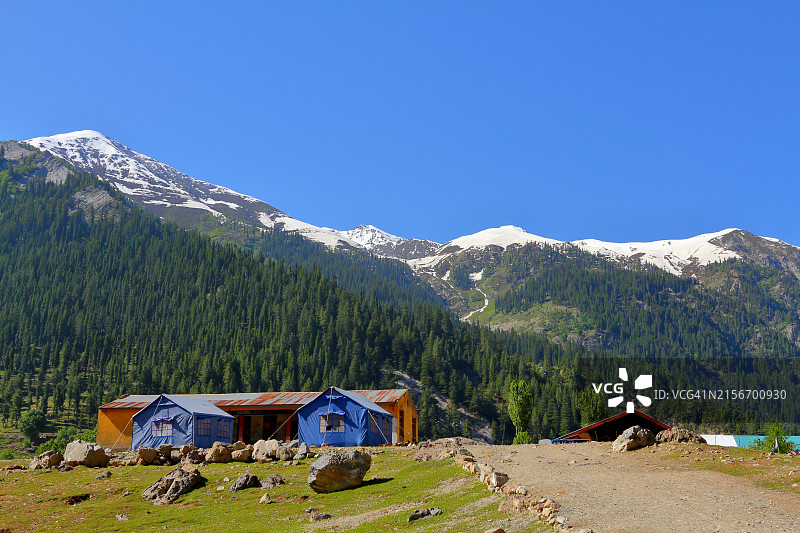 赞助：偏远地区郁郁葱葱的临时学校营地或帐篷图片素材